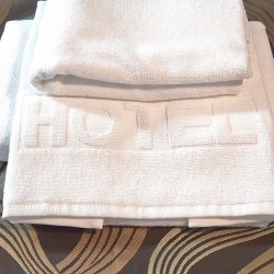 Białe ręczniki z tłoczeniem "HOTEL" | Comfort-Pur
