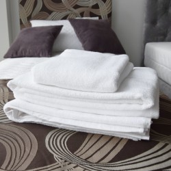 Białe ręczniki hotelowe 100% bawełna